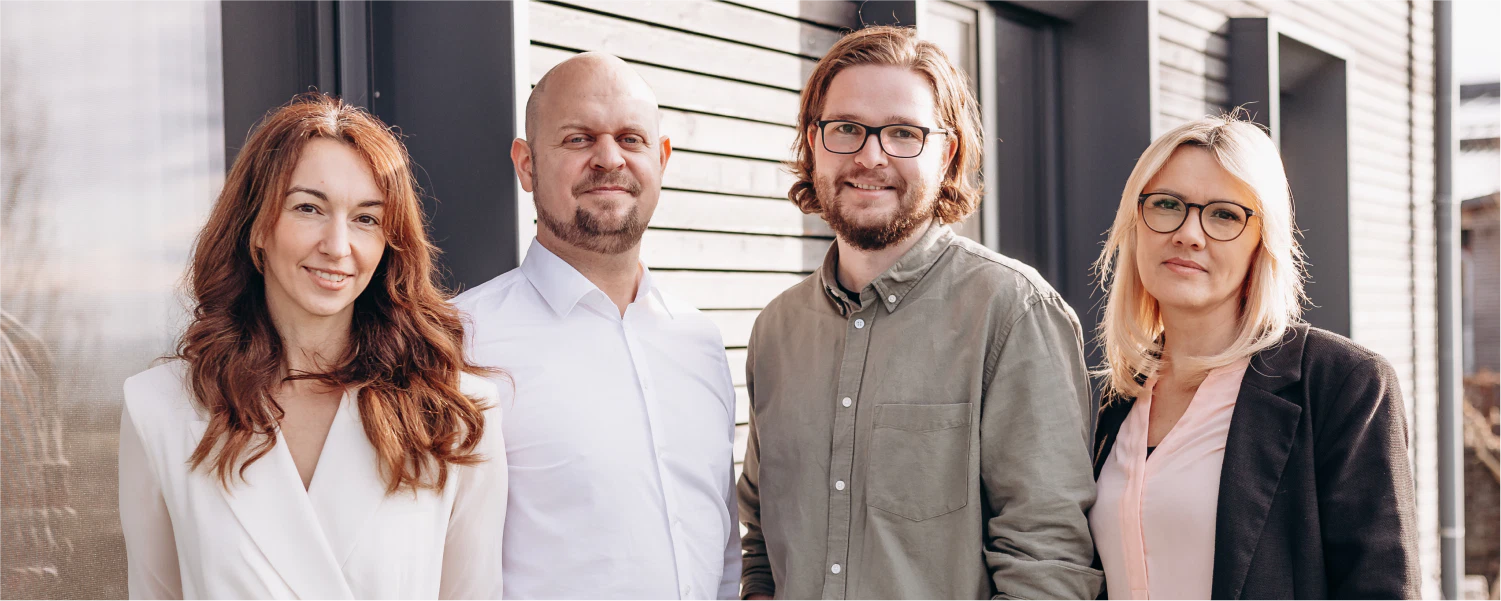 image-team-ueberuns Das Team von akhiwa. Von links nach rechts: Karolina und Mario Bernhart, Philipp Leyendecker und Inessa Graf.